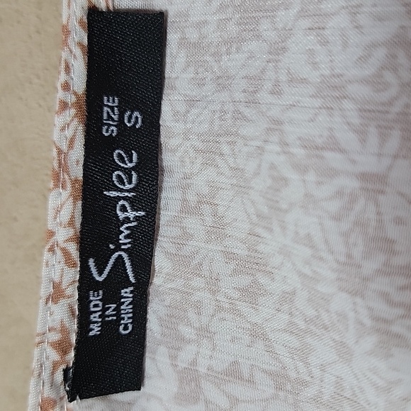 Simplee Ditsy Floral Flutter Sleeve Tie Front Romper Size Small EUC - Picture 6 of 13